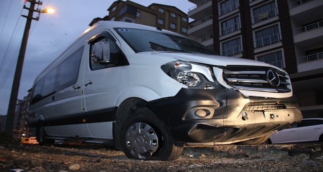 ZONGULDAK'IN EREĞLİ İLÇESİNDE YANKESİCİLİKTEN SABIKALI BİR KİŞİ ÇALDIĞI MİNİBÜS İLE POLİSTEN KAÇARKEN CUMHURİYET SAVCININ PARK HALİNDEKİ OTOMOBİLİNE ÇARPTI. (VEDAT KILIÇ/ZONGULDAK-İHA)