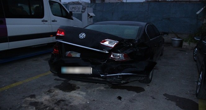 ZONGULDAK'IN EREĞLİ İLÇESİNDE YANKESİCİLİKTEN SABIKALI BİR KİŞİ ÇALDIĞI MİNİBÜS İLE POLİSTEN KAÇARKEN CUMHURİYET SAVCININ PARK HALİNDEKİ OTOMOBİLİNE ÇARPTI. (VEDAT KILIÇ/ZONGULDAK-İHA)