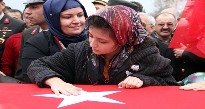 BARTIN’DA ON BİNLER ŞEHİDİNE AĞLADI