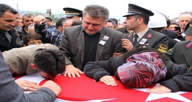 ŞEHİDİN KARDEŞLERİ TABUTA SARILARAK GÖZ YAŞI DÖKTÜ. (SERKAN ARAT - YALÇIN ÇELEN/BARTIN-İHA)