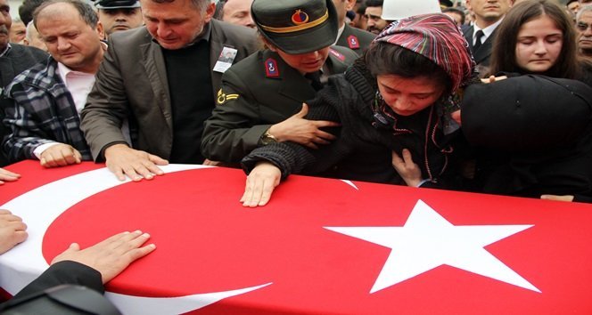 ŞEHİDİN AİLESİ TABUTA SARILARAK GÖZ YAŞI DÖKTÜ. (SERKAN ARAT - YALÇIN ÇELEN/BARTIN-İHA)