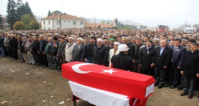 ŞIRNAK'TA MAYINA BASARAK ŞEHİT OLAN UZMAN ÇAVUŞ UĞUR AKYER MEMLEKETİ BARTIN’DA CENAZE NAMAZI SONRASI GÖZYAŞLARI İÇİNDE SON YOLCULUĞUNA UĞURLANDI. (SERKAN ARAT - YALÇIN ÇELEN/BARTIN-İHA)