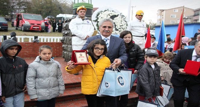 KESTANECİ MAHALLESİ'NDE DÜZENLENEN TÖRENDE LİSE ÖĞRENCİLERİ ARASINDA YAPILAN ŞİİR, KOMPOZİSYON VE RESİM YARIŞMASINDA DERECEYE GİRENLERE ÖDÜL VERİLDİ. (VEDAT KILIÇ/ZONGULDAK-İHA)