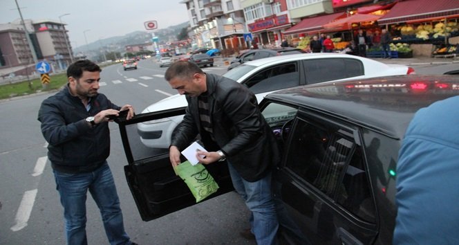 ZONGULDAK’IN EREĞLİ İLÇESİNDE, ASAYİŞ EKİPLERİNİN DURUMUNDA ŞÜPHELENİP DURDURDUKLARI ARACIN İÇERİSİNDEKİ ŞAHISLARIN ÜZERİNDE YAPILAN ARAMADA, SATIŞA HAZIR HALDE 60 PAKET TOZ HALDE BONZAİ DİYE TABİR EDİLEN UYUŞTURUCU ELE GEÇİRİLDİ. ZANLILARDAN Y.K.’NİN UYUŞTURUCUYU İÇ ÇAMAŞIRINDA SAKLADIĞI TESPİT EDİLDİ. (VEDAT KILIÇ/ZONGULDAK-İHA)