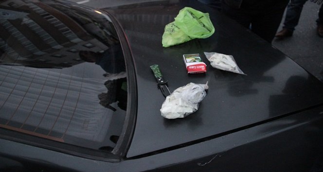 ZONGULDAK’IN EREĞLİ İLÇESİNDE, ASAYİŞ EKİPLERİNİN DURUMUNDA ŞÜPHELENİP DURDURDUKLARI ARACIN İÇERİSİNDEKİ ŞAHISLARIN ÜZERİNDE YAPILAN ARAMADA, SATIŞA HAZIR HALDE 60 PAKET TOZ HALDE BONZAİ DİYE TABİR EDİLEN UYUŞTURUCU ELE GEÇİRİLDİ. ZANLILARDAN Y.K.’NİN UYUŞTURUCUYU İÇ ÇAMAŞIRINDA SAKLADIĞI TESPİT EDİLDİ. (VEDAT KILIÇ/ZONGULDAK-İHA)