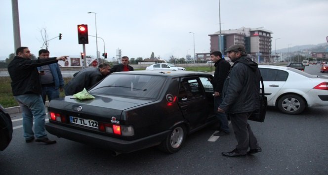 ZONGULDAK’IN EREĞLİ İLÇESİNDE, ASAYİŞ EKİPLERİNİN DURUMUNDA ŞÜPHELENİP DURDURDUKLARI ARACIN İÇERİSİNDEKİ ŞAHISLARIN ÜZERİNDE YAPILAN ARAMADA, SATIŞA HAZIR HALDE 60 PAKET TOZ HALDE BONZAİ DİYE TABİR EDİLEN UYUŞTURUCU ELE GEÇİRİLDİ. ZANLILARDAN Y.K.’NİN UYUŞTURUCUYU İÇ ÇAMAŞIRINDA SAKLADIĞI TESPİT EDİLDİ. (VEDAT KILIÇ/ZONGULDAK-İHA)