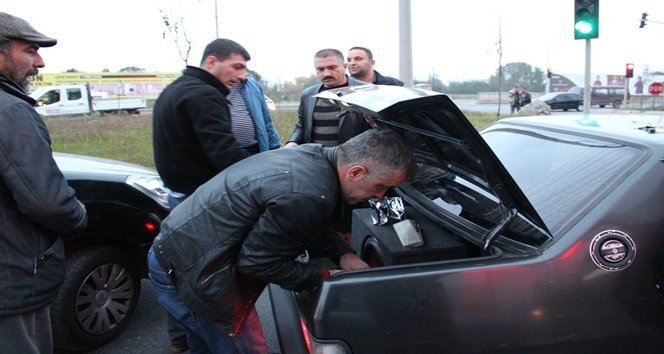 ZONGULDAK’IN EREĞLİ İLÇESİNDE, ASAYİŞ EKİPLERİNİN DURUMUNDA ŞÜPHELENİP DURDURDUKLARI ARACIN İÇERİSİNDEKİ ŞAHISLARIN ÜZERİNDE YAPILAN ARAMADA, SATIŞA HAZIR HALDE 60 PAKET TOZ HALDE BONZAİ DİYE TABİR EDİLEN UYUŞTURUCU ELE GEÇİRİLDİ. ZANLILARDAN Y.K.’NİN UYUŞTURUCUYU İÇ ÇAMAŞIRINDA SAKLADIĞI TESPİT EDİLDİ. (VEDAT KILIÇ/ZONGULDAK-İHA)