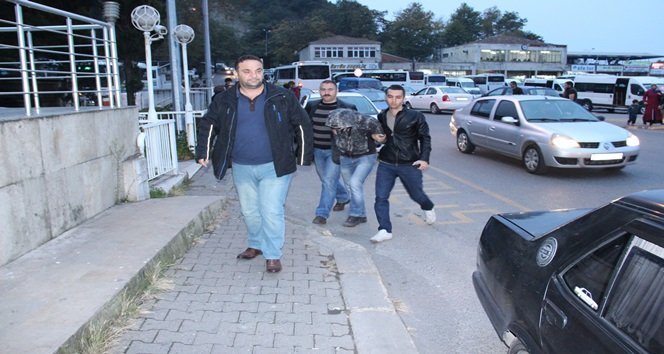 ZONGULDAK’IN EREĞLİ İLÇESİNDE, ASAYİŞ EKİPLERİNİN DURUMUNDA ŞÜPHELENİP DURDURDUKLARI ARACIN İÇERİSİNDEKİ ŞAHISLARIN ÜZERİNDE YAPILAN ARAMADA, SATIŞA HAZIR HALDE 60 PAKET TOZ HALDE BONZAİ DİYE TABİR EDİLEN UYUŞTURUCU ELE GEÇİRİLDİ. ZANLILARDAN Y.K.’NİN UYUŞTURUCUYU İÇ ÇAMAŞIRINDA SAKLADIĞI TESPİT EDİLDİ. (VEDAT KILIÇ/ZONGULDAK-İHA)