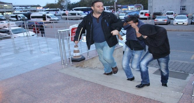 ZONGULDAK’IN EREĞLİ İLÇESİNDE, ASAYİŞ EKİPLERİNİN DURUMUNDA ŞÜPHELENİP DURDURDUKLARI ARACIN İÇERİSİNDEKİ ŞAHISLARIN ÜZERİNDE YAPILAN ARAMADA, SATIŞA HAZIR HALDE 60 PAKET TOZ HALDE BONZAİ DİYE TABİR EDİLEN UYUŞTURUCU ELE GEÇİRİLDİ. ZANLILARDAN Y.K.’NİN UYUŞTURUCUYU İÇ ÇAMAŞIRINDA SAKLADIĞI TESPİT EDİLDİ. (VEDAT KILIÇ/ZONGULDAK-İHA)