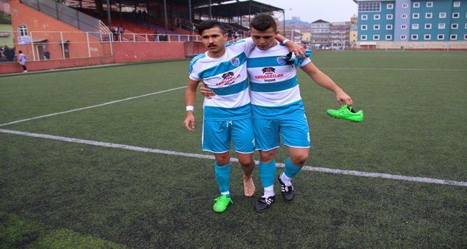 MAÇTA SAKATLANAN SERGEN YALCIN ARKADAŞLARININ YARDIMI İLE SOYUNMA ODASINA TAŞINDI. (VEDAT KILIÇ/ZONGULDAK-İHA)