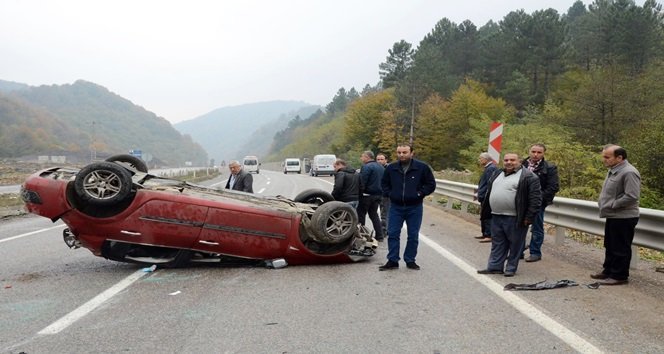 OTOMOBİL TAKLA ATTI: 4 YARALI