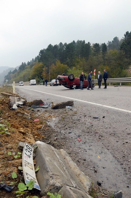 ZONGULDAK'TA OTOMOBİLİN TAKLA ATMASI SONUCU MEYDANA GELEN KAZADA 4 KİŞİ YARALANDI. (MURAT KÜÇÜK - UFUK DURAK/ZONGULDAK-İHA)