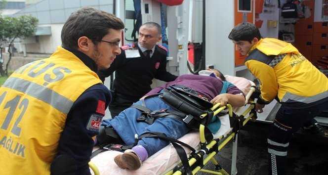 ZONGULDAK'TA MEYDANA GELEN TRAFİK KAZASINDA 4 KİŞİ YARALANDI. (MURAT KÜÇÜK - UFUK DURAK/ZONGULDAK-İHA)