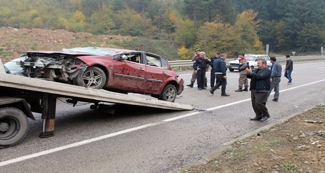 KAZA SONRASI HURDAYA DÖNEN OTOMOBİL ÇEKİCİ YARDIMIYLA YOLDAN KALDIRILDI. (MURAT KÜÇÜK - UFUK DURAK/ZONGULDAK-İHA)