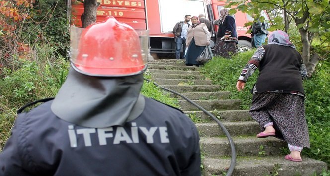 OLAY YERİNE GELEN İTFAİYE EKİPLERİ YANGINI KISA SÜREDE KONTROL ALTINA ALDI. (MURAT KÜÇÜK - UFUK DURAK/ZONGULDAK-İHA)
