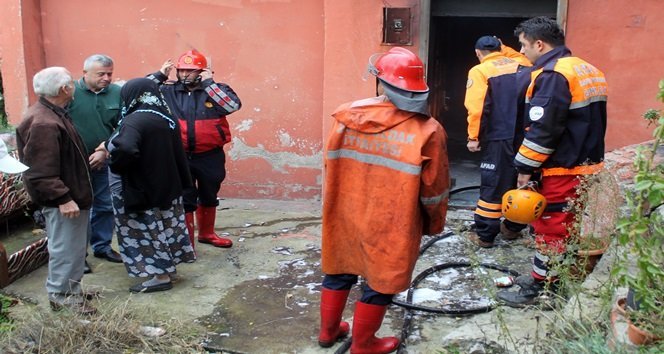 EKİPLER YANGINI KISA SÜREDE KONTROL ALTINA ALDI. (MURAT KÜÇÜK - UFUK DURAK/ZONGULDAK-İHA)