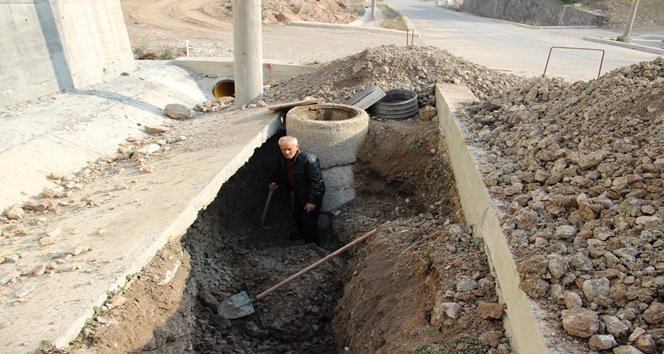 TOPRAK ALTINDA KALAN İŞÇİYİ ARKADAŞLARI KURTARDI