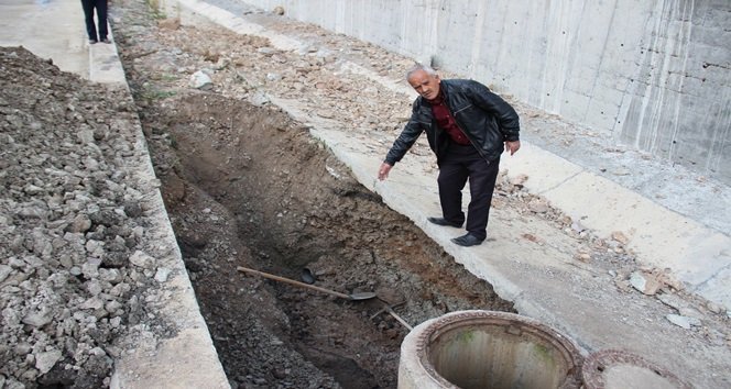 OSB’DEKİ KANALİZASYON HATLARININ TAMİRİ SIRASINDA KEPÇENİN KAZI YAPTIĞI BÖLGEDE ARKADAŞI AHMET KAÇMAZ’IN TOPRAK ALTINDA KALDIĞINI BELİRTEN İBRAHİM KARAKAŞ, KENDİSİNİ KURTARARAK AMBULANSLA HASTANEYE GÖNDERDİKLERİNİ SÖYLEDİ. (VEDAT KILIÇ/ZONGULDAK-İHA)