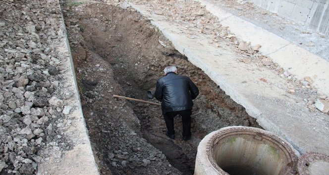 KDZ. EREĞLİ OSB'DE ÜZERİNE TOPRAK ÇÖKEN İŞÇİ ARKADAŞLARININ YARDIMI İLE KURTARILDI. (VEDAT KILIÇ/ZONGULDAK-İHA)