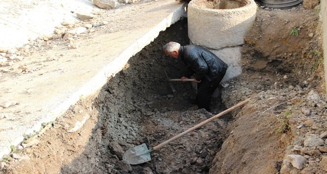 OSB’DEKİ KANALİZASYON HATLARININ TAMİRİ SIRASINDA KEPÇENİN KAZI YAPTIĞI BÖLGEDE ARKADAŞI AHMET KAÇMAZ’IN TOPRAK ALTINDA KALDIĞINI BELİRTEN İBRAHİM KARAKAŞ, KENDİSİNİ KURTARARAK AMBULANSLA HASTANEYE GÖNDERDİKLERİNİ SÖYLEDİ. (VEDAT KILIÇ/ZONGULDAK-İHA)