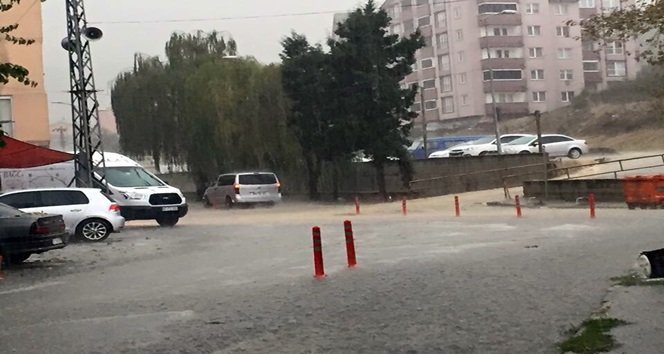 ZONGULDAK’IN ÇAYCUMA İLÇESİNDE ANİDEN BASTIRAN DOLU VE SAĞANAK YAĞMUR, İLÇE MERKEZİNDE KISA SÜRELİ SELE NEDEN OLDU. (EMRAH YILDIZ/ZONGULDAK-İHA)