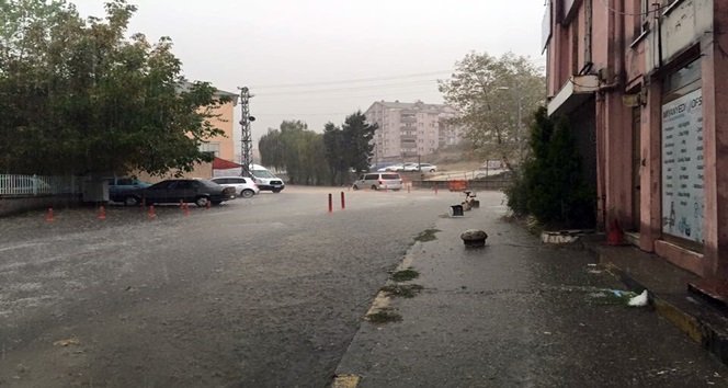 ZONGULDAK’IN ÇAYCUMA İLÇESİNDE ANİDEN BASTIRAN DOLU VE SAĞANAK YAĞMUR, İLÇE MERKEZİNDE KISA SÜRELİ SELE NEDEN OLDU. (EMRAH YILDIZ/ZONGULDAK-İHA)
