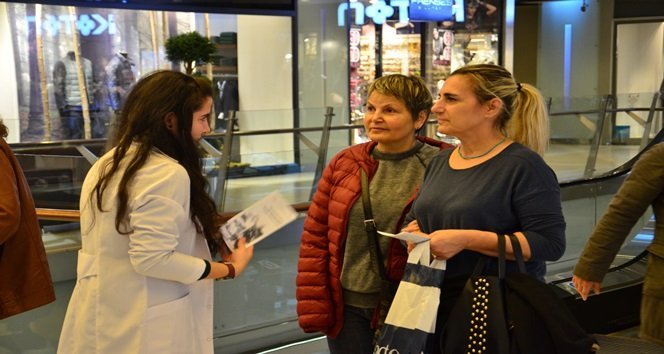 ÖĞRENCİLER ESAS 67 BURDA AVM'DE "MEME KANSERİ" BİLİNÇLENDİRME STANTI KURDU (SERTAÇ ÖZDEMİR/ZONGULDAK-İHA)