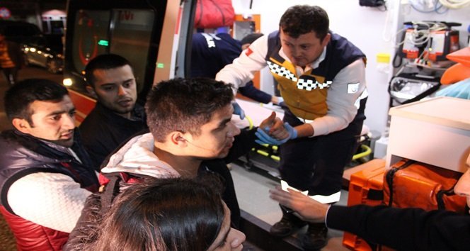 ZONGULDAK’IN EREĞLİ İLÇESİNDE ANİDEN YOLA ÇIKAN LİSE ÖĞRENCİSİNE HALK OTOBÜSÜ ÇARPTI. KISA SÜRELİ BİLİNÇ KAYBI YAŞAYAN YARALI GENÇ, ÇEVRESİNDEKİLERE “NE VURDU BANA?” DİYE SORDU. (VEDAT KILIÇ/ZONGULDAK-İHA)