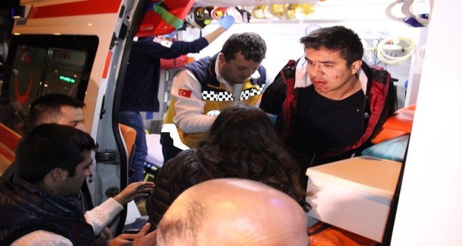 ZONGULDAK’IN EREĞLİ İLÇESİNDE ANİDEN YOLA ÇIKAN LİSE ÖĞRENCİSİNE HALK OTOBÜSÜ ÇARPTI. KISA SÜRELİ BİLİNÇ KAYBI YAŞAYAN YARALI GENÇ, ÇEVRESİNDEKİLERE “NE VURDU BANA?” DİYE SORDU. (VEDAT KILIÇ/ZONGULDAK-İHA)