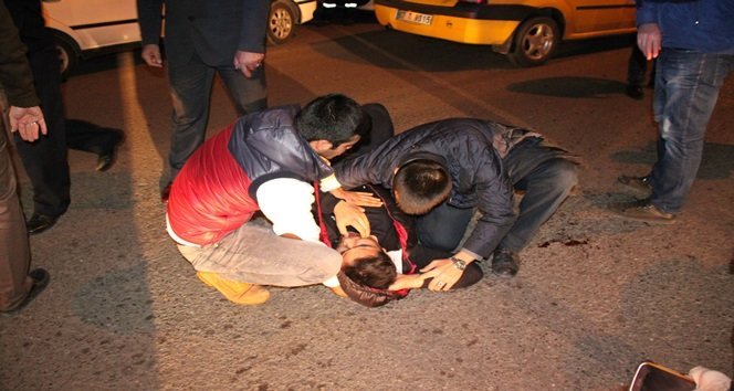 ZONGULDAK’IN EREĞLİ İLÇESİNDE ANİDEN YOLA ÇIKAN LİSE ÖĞRENCİSİNE HALK OTOBÜSÜ ÇARPTI. KISA SÜRELİ BİLİNÇ KAYBI YAŞAYAN YARALI GENÇ, ÇEVRESİNDEKİLERE “NE VURDU BANA?” DİYE SORDU. (VEDAT KILIÇ/ZONGULDAK-İHA)