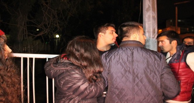 ZONGULDAK’IN EREĞLİ İLÇESİNDE ANİDEN YOLA ÇIKAN LİSE ÖĞRENCİSİNE HALK OTOBÜSÜ ÇARPTI. KISA SÜRELİ BİLİNÇ KAYBI YAŞAYAN YARALI GENÇ, ÇEVRESİNDEKİLERE “NE VURDU BANA?” DİYE SORDU. (VEDAT KILIÇ/ZONGULDAK-İHA)