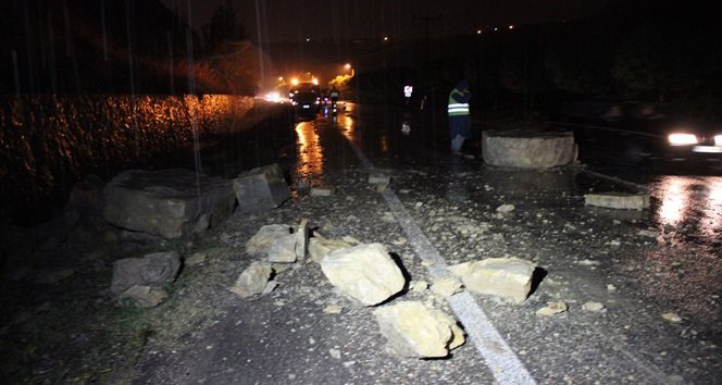 YAĞMUR SONRASI YAMAÇTAN KOPAN KAYALAR YOLA DÜŞTÜ