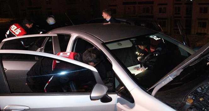 YUNUS TİMLERİ UYUŞTURUCU MADDE YAKALADIKLARI ZANLILARIN KULLANDIĞI OTOMOBİLİ DİDİK DİDİK ARADI. (VEDAT KILIÇ/ZONGULDAK-İHA)