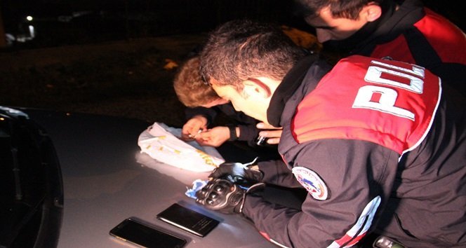 YUNUS TİMLERİ KONTROLLER SIRASINDA BİR ŞAHSIN ELİNDEN ATTIĞI POŞETİN İÇERİSİNDE BONZAİ DİYE TABİR EDİLEN UYUŞTURUCU MADDE OLDUĞUNU TESPİT ETTİ. (VEDAT KILIÇ/ZONGULDAK-İHA)