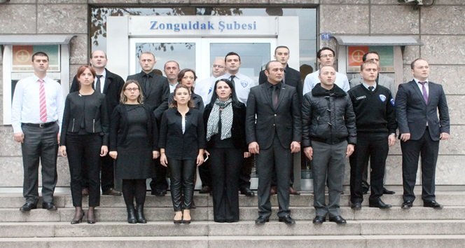 SAYGI DURUŞU ESNASINDA ÇALIŞANLAR İŞLERİNİ BIRAKARAK SAYGI DURUŞUNDA BULUNDU. (SERTAÇ ÖZDEMİR - UFUK DURAK/ZONGULDAK-İHA)