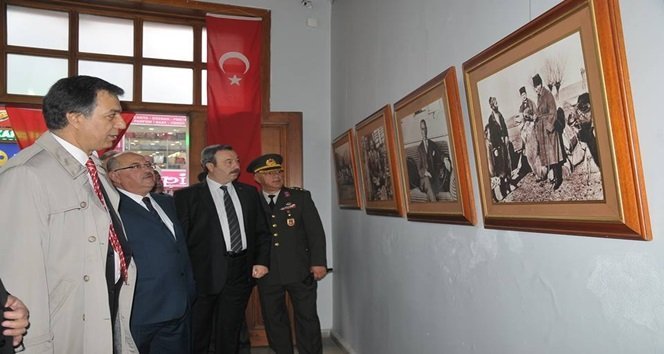 CUMHURİYET BAŞSAVICISI NECİP TOPUZ, İL JANDARMA ALAY KOMUTANI ALBAY HALUK SELVİ, İL EMNİYET MÜDÜRÜ OSMAN AK, VALİ YARDIMCISI HÜSEYİN ERGİ VE BELEDİYE BAŞKANI MUHARREM AKDEMİR, ATATÜRK'ÜN FOTOĞRAFLARININ YER ALDIĞI SERGİYİ GEZDİ. (UFUK DURAK/ZONGULDAK-İHA)