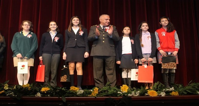 AKM'DE DÜZENLENEN ETKİNLİKTE ŞİİR VE RESİM DALINDA ÖDÜL ALAN ÖĞRENCİLERE HEDİYELERİ TAKDİM EDİLDİ. (UFUK DURAK/ZONGULDAK-İHA)