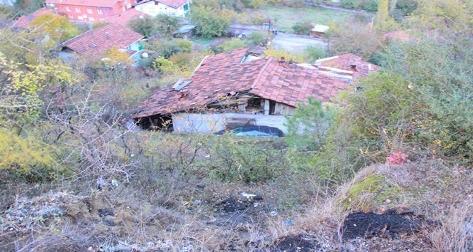 KARABÜK’TE ŞARAMPOLE YUVARLANAN BİR OTOMOBİL EV İLE DUVAR ARASINA SIKIŞTI. KAZADA OTOMOBİLDEKİ 2 KİŞİ YARALANDI. (YASİN ERDEM/KARABÜK-İHA)
