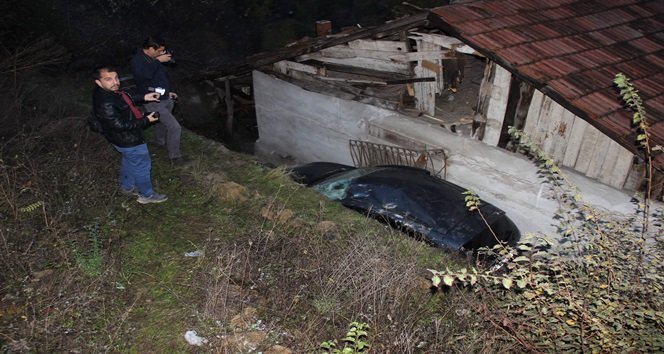KARABÜK’TE ŞARAMPOLE YUVARLANAN BİR OTOMOBİL EV İLE DUVAR ARASINA SIKIŞTI. KAZADA OTOMOBİLDEKİ 2 KİŞİ YARALANDI. (YASİN ERDEM/KARABÜK-İHA)