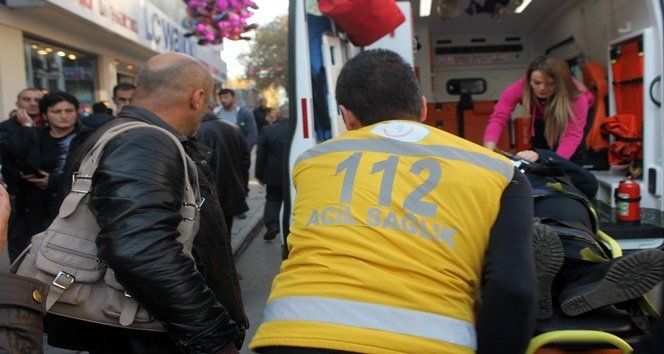 ÖZLEM DEMİR'İN EŞİ GÜRDAL DEMİR İSE KOLUNA TAKTIĞI EŞİNİN ÇANTASIYLA BİRLİKTE KORKU DOLU GÖZLERLE ÖZLEM DEMİR'İN AMBULANSA BİNDİRİLMESİNİ İZLEDİ. (MURAT KÜÇÜK - UFUK DURAK/ZONGULDAK-İHA)