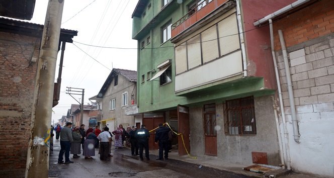 KARABÜK’TE SOBADAN SIZAN KARBONMONONSİT GAZINDAN ZEHİRLENEREK HASTANEYE KALDIRILAN BİR KİŞİ HAYATINI KAYBEDERKEN, EŞİ VE ÇOCUĞU İSE YAŞAM MÜCADELESİ VERİYOR. (YASİN ERDEM/KARABÜK-İHA)