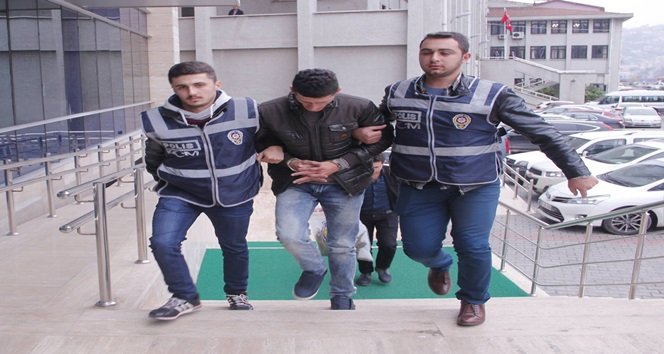 EVİNİ UYUŞTURUCU İMALATHANESİNE ÇEVİRMİŞ