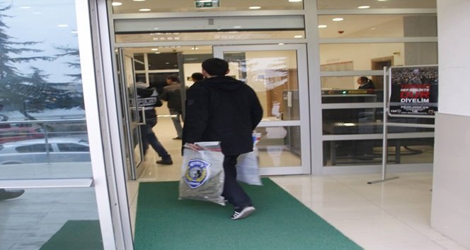 ZONGULDAK’TA POLİS EKİPLERİ, İHBAR ÜZERİNE GÖZALTINA ALDIKLARI ZANLININ ÜZERİNDEN UYUŞTURUCU MADDESİ ÇIKINCA OPERASYONU GENİŞLETTİ. ZANLININ EVİNDEN VE ÜZERİNDEN PİYASA DEĞERİ 40 BİN LİRALIK UYUŞTURUCU MADDE ELE GEÇİRİLDİ. (ONUR ALTINDAĞ/ZONGULDAK-İHA)