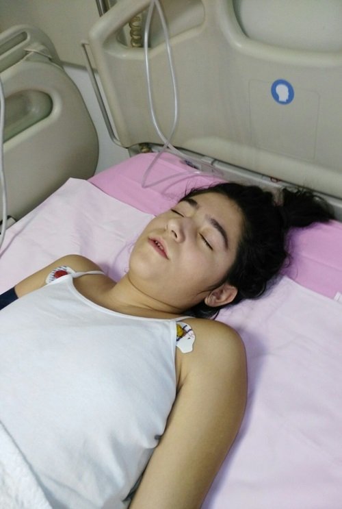 KİSTİK FİBROZİS HASTASI İLAYDA YILMAZ, KASTAMONU'DAN ANKARA'YA SEVKİ İÇİN 4 SAAT AMBULANS BEKLEDİ. (VEDAT YUNUS İKİZOĞLU/KASTAMONU-İHA)