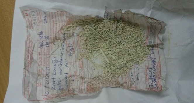 ZONGULDAK’IN EREĞLİ İLÇE EMNİYET MÜDÜRLÜĞÜ BÜNYESİNDE GÖREV YAPAN YUNUS TİMLERİ, ŞÜPHE ÜZERİNE ÜST ARAMASI YAPTIKLARI KİŞİNİN ÜZERİNDE, TRAFİK CEZA KAĞIDINA SARILI HALDE BONZAİ DİYE TABİR EDİLEN UYUŞTURUCU MADDE ELE GEÇİRDİ. (VEDAT KILIÇ/ZONGULDAK-İHA)