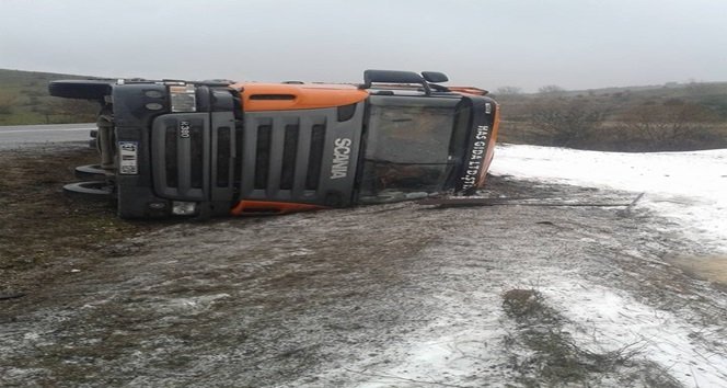 KASTAMONU-AĞLI YOLUNDA KİMYASAL GÜBRE YÜKLÜ TIR’IN DEVRİLMESİ SONUCU 1 KİŞİ HAFİF ŞEKİLDE YARALANDI. (MUHAMMED KÖMEÇOĞLU/KASTAMONU-İHA)