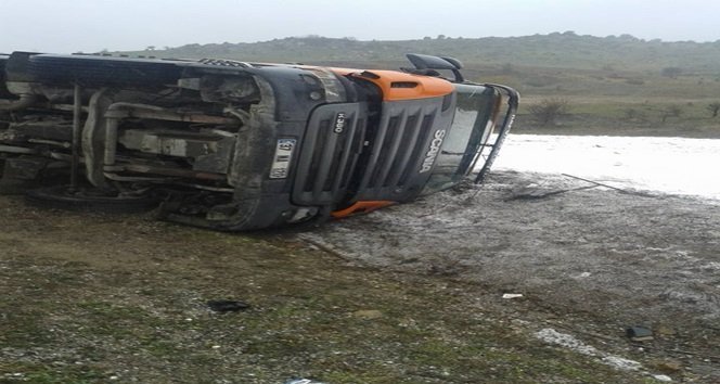 KASTAMONU-AĞLI YOLUNDA KİMYASAL GÜBRE YÜKLÜ TIR’IN DEVRİLMESİ SONUCU 1 KİŞİ HAFİF ŞEKİLDE YARALANDI. (MUHAMMED KÖMEÇOĞLU/KASTAMONU-İHA)