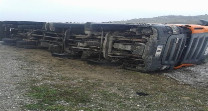 KİMYASAL GÜBRE YÜKLÜ TIR DEVRİLDİ: 1 YARALI