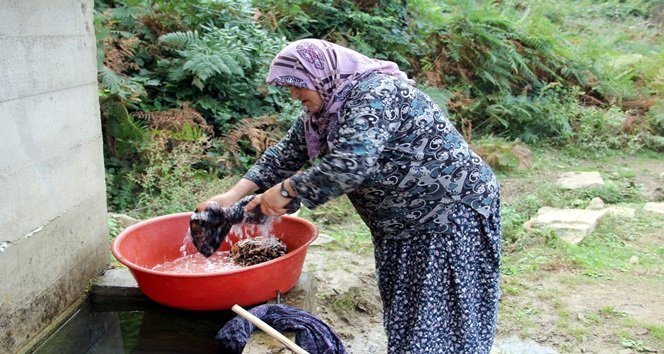 DÜZYAYLA KÖYÜ SAKİNLERİ, ÇAMAŞIRLARINI EVLERİNDE SU OLMADIĞI ÇEŞMEDE YIKIYORLAR. (VEDAT YUNUS İKİZOĞLU/KASTAMONU-İHA)