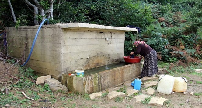 DÜZYAYLA KÖYÜ SAKİNLERİ, EVLERİNE EŞEKLERLE SU TAŞIYORLAR. (VEDAT YUNUS İKİZOĞLU/KASTAMONU-İHA)